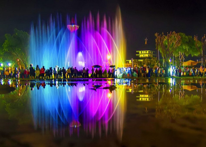 Air mancur menari atau dancing fountain di Alun-alun Magelang