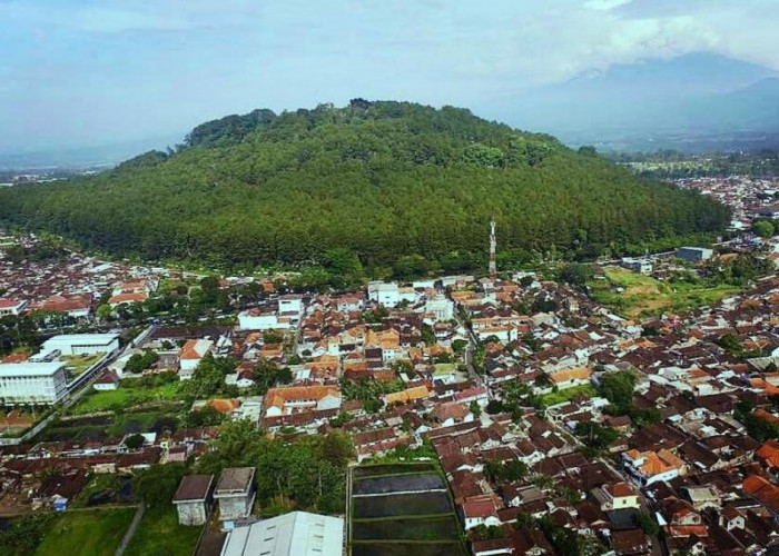 Menteri Prabowo Sukses Mendaki Gunung Tidar Hingga Puncak