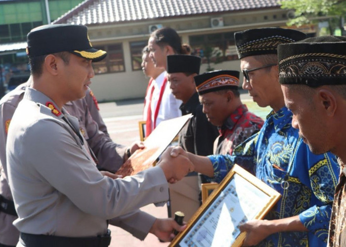 Kapolres Purworejo Beri Penghargaan ke Polisi dan Warga Penyelamat Wisatawan Tenggelam