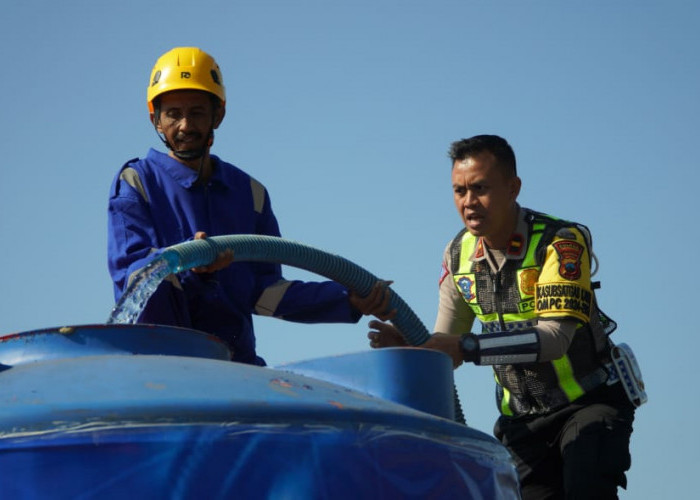 Satlantas Polres Temanggung Distribusikan Air Bersih ke Dua Kecamatan