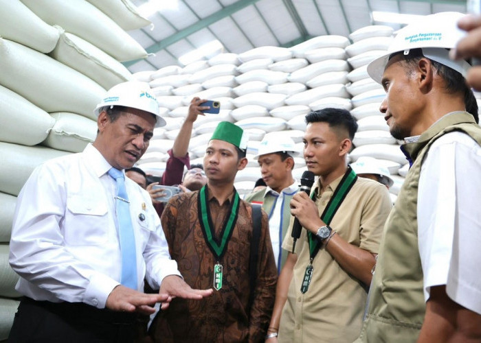 Mentan Amran Bersama Mahasiswa, Guru Besar, dan Pakar Pertanian Tinjau Gudang Bulog Jawa Timur