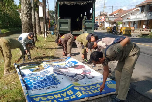 Puluhan Reklame Melanggar Dibongkar Petugas