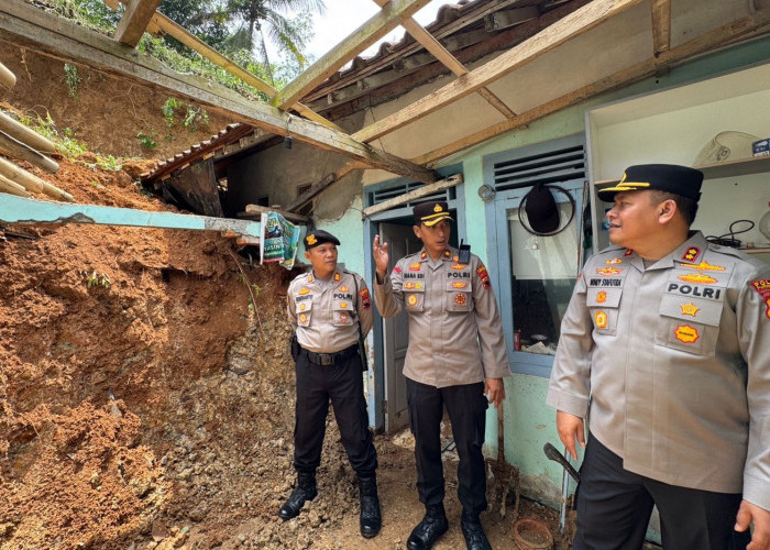 4 Rumah di Kecamatan Bener Diterjang Longsor, Kapolres Purworejo Beri Bantuan dan Minta Warga Waspada