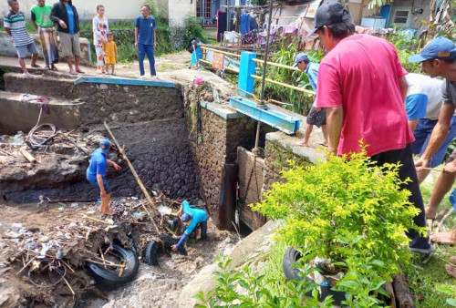 Tumpukan Ban Truk Bekas Tutup Saluran Irigasi Wanganaji