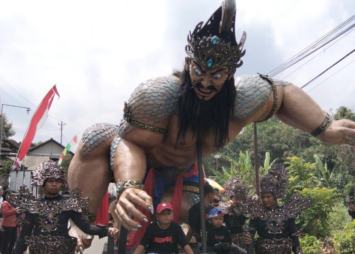 Ogoh-ohoh 5 Meter Warnai Karnaval HUT RI di Kaliabu Magelang, Warga Tampil dengan Kostum Kreatif