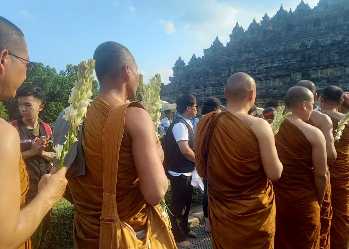 Setelah Menempuh Perjalanan 60 Km dari Semarang, Bhikkhu Thudong Bangga Tiba di Candi Borobudur