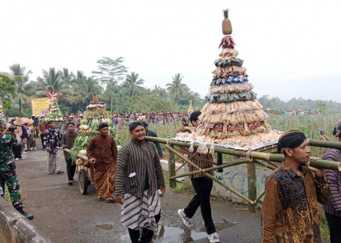 Ratusan Jemaat Ikuti Kirab Unduh-Unduh GKJ Mertoyudan, Wujud Syukur atas Hasil Kerja dan Usaha