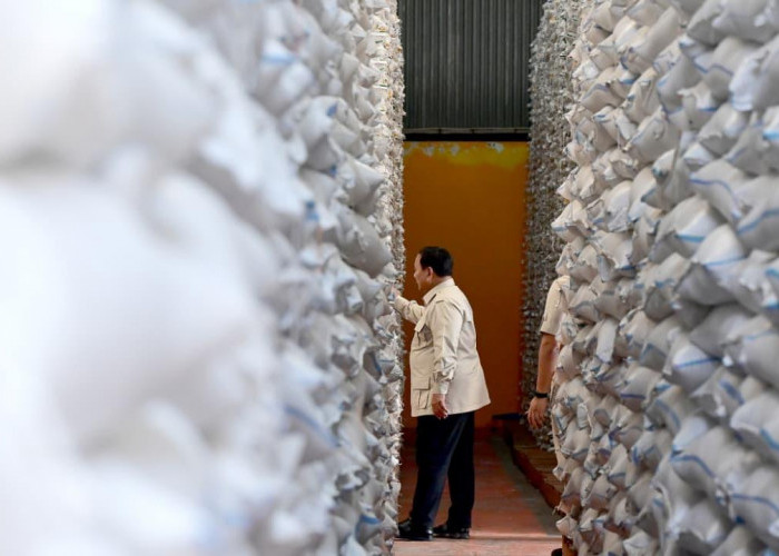 Presiden Prabowo Sidak Gudang Bulog di Magelang, Pastikan 7.000 Ton Beras Aman dari Krisis Global