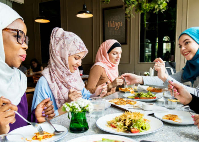 Dianjurkan Berbicara Ketika Makan, Asal Isinya Pujian terhadap Makanan dan Allah yang Membuat Makanan