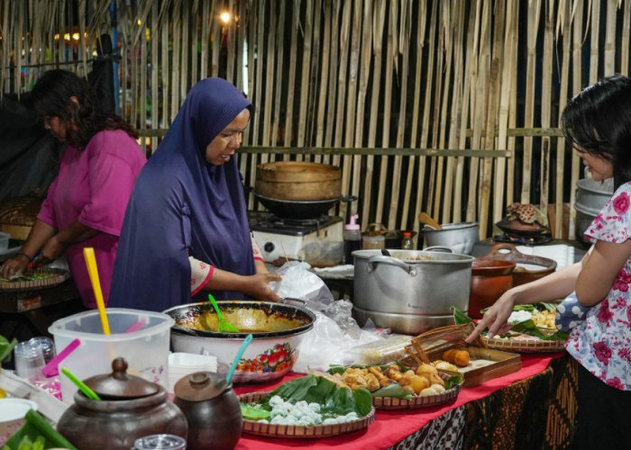 Alun-alun Jadi Mesin Waktu, Ribuan Warga Padati Festival Magelang Tempo Doeloe 2026
