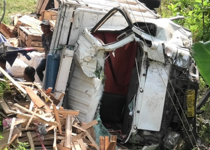 Truk Angkut Salak Terjun Bebas di Jalan Temanggung-Wonosobo, Sopir Selamat