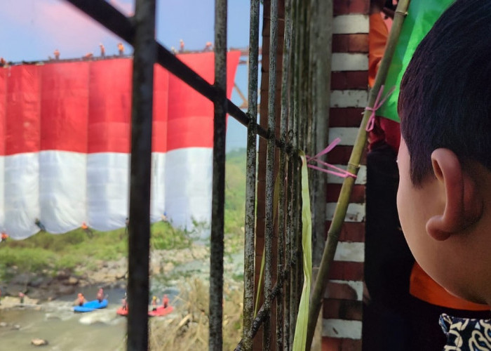Bendera Raksasa 30x20 Meter Dikibarkan di Jembatan Kali Progo Temanggung Peringati HUT RI ke-80