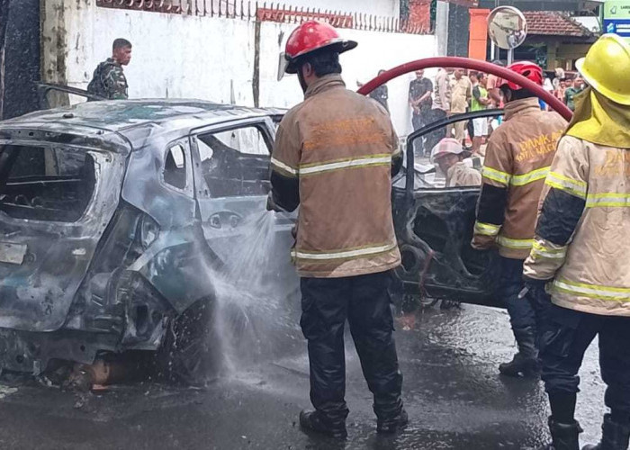 Pengemudi Honda Jazz yang Terbakar di Kota Magelang Kini Diburu Polisi
