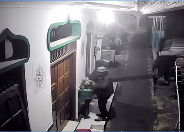 Kotak Infak Musala di Magelang Dibobol, Pelaku Kabur Tanpa Sepatu Terekam CCTV