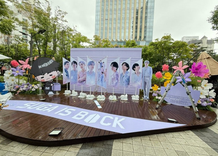 Panggung mini dari Army untuk menyambut kepulangan Suga BTS dari wajib militer