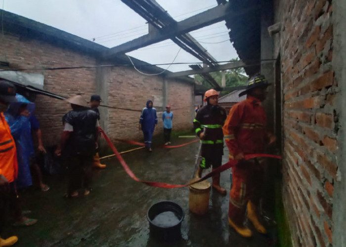 Sebuah Rumah di Magelang Terbakar, Tim Damkar Berhasil Selamatkan 15 Rumah Lainnya