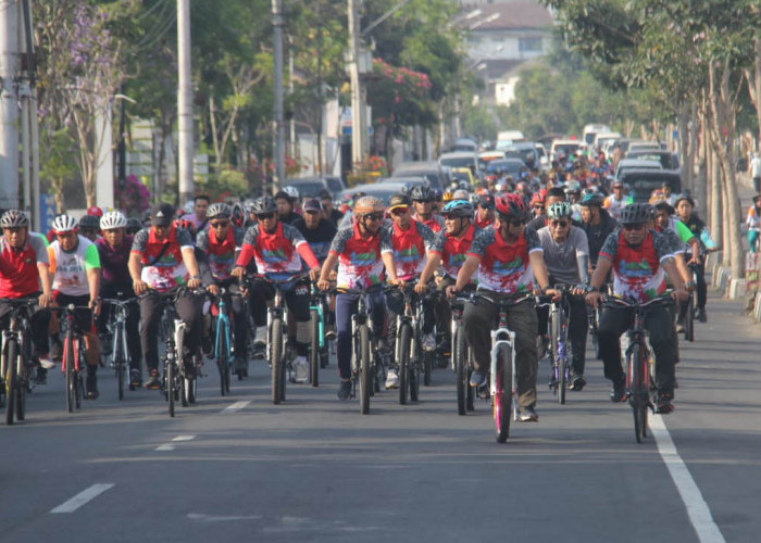 Ribuan Pesepeda Gowes Bareng Meriahkan HUT TNI ke-78 di Magelang