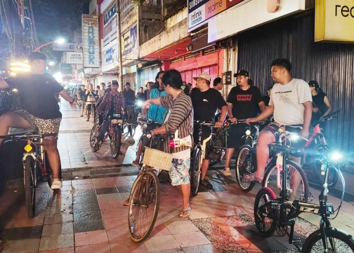 Susuri Jalanan Malam, Puluhan Pesepeda di Magelang Bagikan Sembako Pakai Besek Bambu