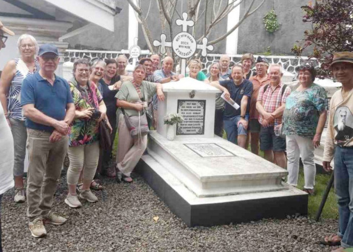 Wisatawan asal Belanda Kunjungi Makam Kerkof Kota Magelang, Napak Tilas Perjuangan Johannes van der Steur