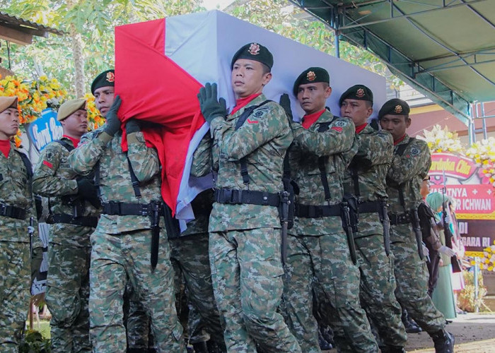 Gugur di Lebanon, Sederet Bintang Kehormatan Iringi Pemakaman Serka Ichwan di TMP Magelang