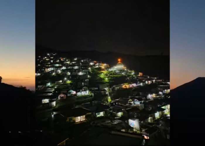 Penampilan Nepal Van Dieng di kawasan Bukit Gong pada malam hari