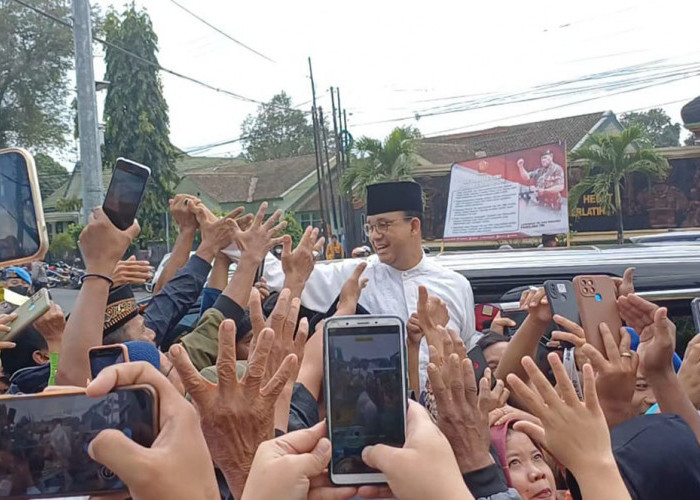 Sambutan Hangat Ratusan Simpatisan Anies Baswedan di Jalanan Purworejo