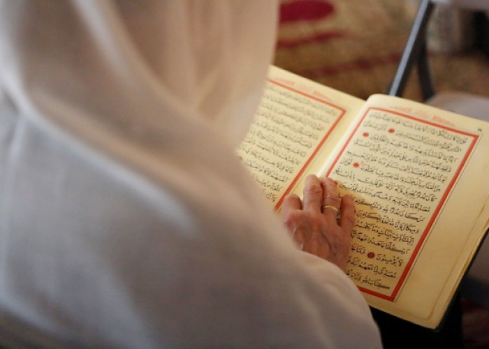 Jangan Biarkan Rumahmu Seperti Kuburan, Hiasi Rumahmu dengan Membaca Al Qur'an