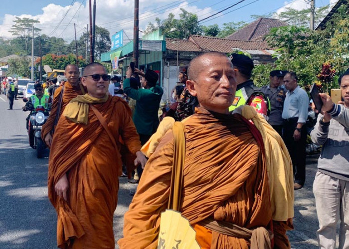 Warga Temanggung Antusias Sambut 32 Biksu Tudhong Asal Thailand
