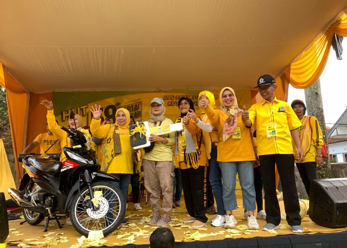 MENANG. Seorang pemenang hadiah utama dan hadiah hiburan jalan sehat HUT Partai Golkar di Kantor DPD setempat, Minggu, 16 Oktober 2022, terlihat sumringah.(foto : wiwid arif/magelang ekspres)