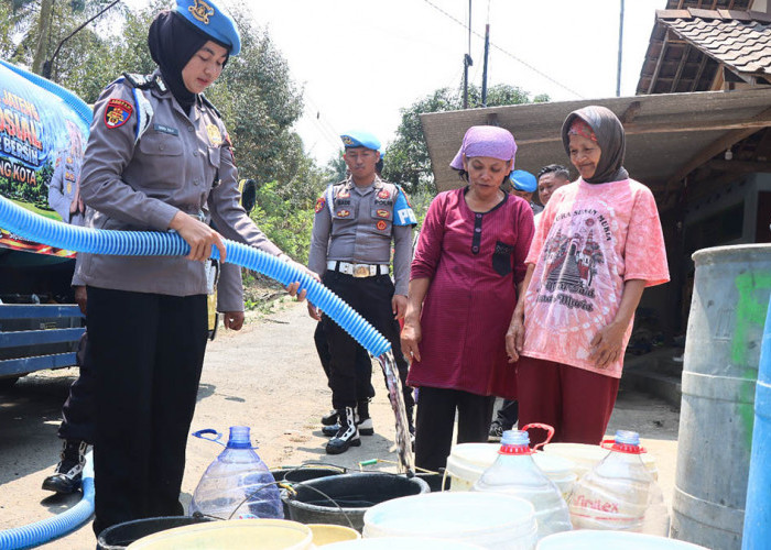 Kekeringan Landa Purwosari, Propam Polda Jateng dan Polres Magelang Kota Salurkan 8.000 Liter Air Bersih