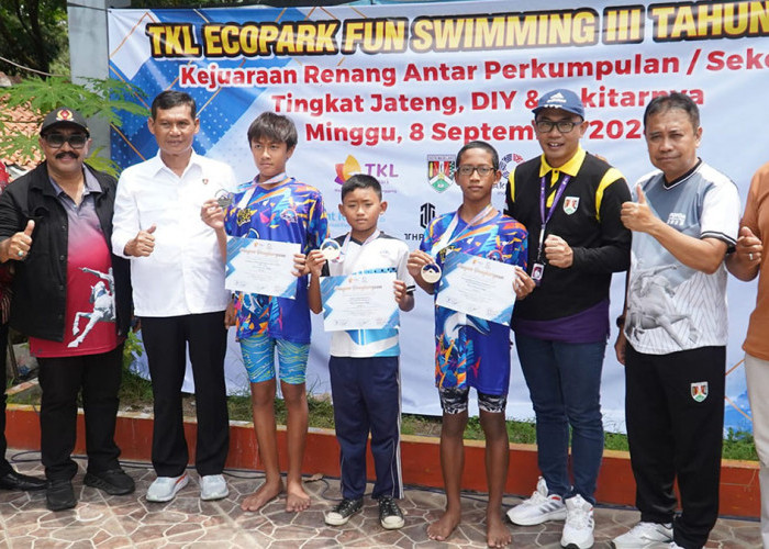 Para pemenang TKL Ecopark Fun Swimming III 2024 mendapat piala dan piagam penghargaan