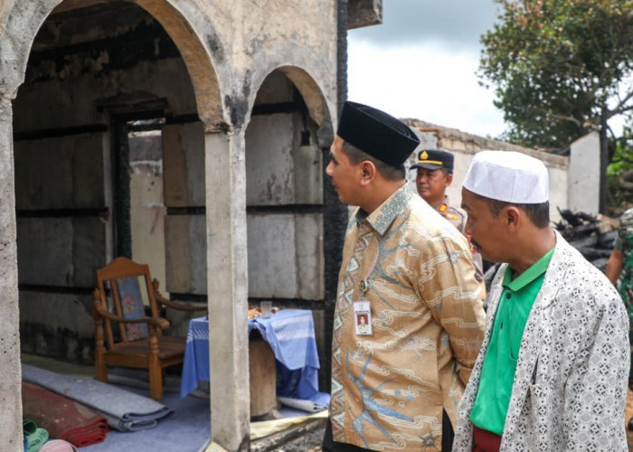 Masjid Bersejarah Ludes Terbakar di Boyolali, Gus Yasin Turun Tangan Salurkan Bantuan