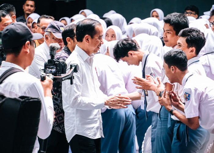 Hore! Presiden Jokowi Serahkan 1000 Bantuan PIP di Kota Magelang hingga Bagi-bagi Sepeda!
