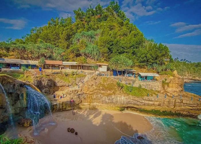 Pantai Banyu Tibo Pacitan Keindahan Air Terjun dan Pantai Sekaligus cocok untuk Wisata Akhir Tahun 