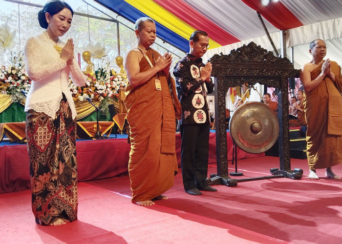 Bukan Sekadar Membaca Tipitaka, 2.045 Umat Jalani Atthasila di Borobudur