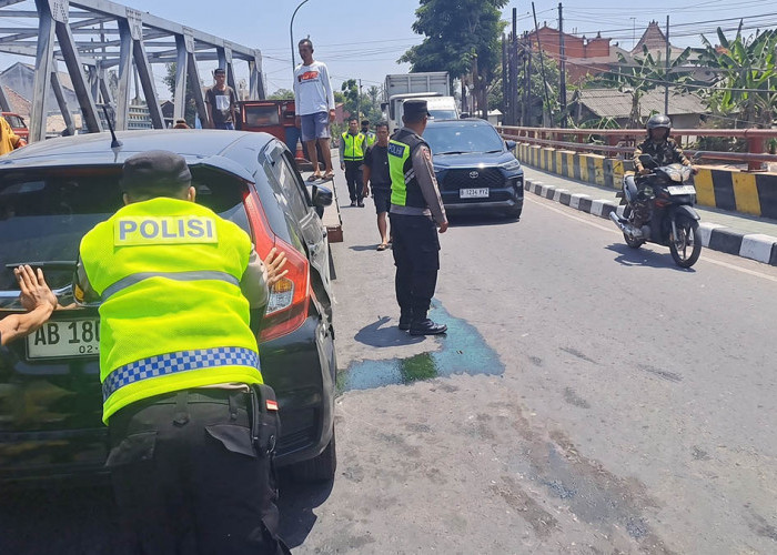 Nekat Nyalip Kiri di Tikungan Jembatan Pabelan Magelang, Honda Jazz Serempetan dengan Truk Hino