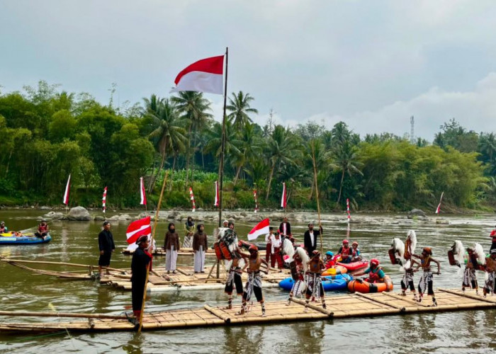 Unik Upacara HUT Ke-81 RI di Magelang, Kibarkan Bendera di Atas Getek Sungai Progo