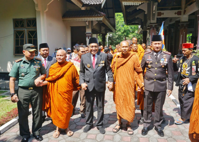 Disambut Bupati Magelang, Biksu Thudong Disebut Tebar Spirit Toleransi dan Kebersamaan