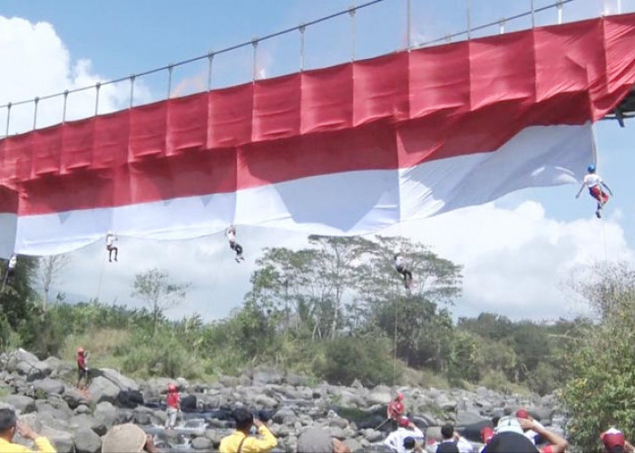 Keren! 6 Pemanjat Cilik Ini Kibarkan Merah Putih Raksasa di Jembatan Sekrikil