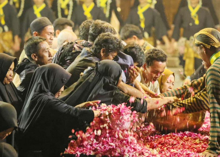 Kirab Malam 1 Suro Mangkunegaran Sedot Ribuan Warga, Dongkrak Wisata dan Ekonomi Surakarta
