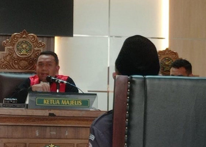 Terdakwa Riswahyu Jalani Sidang, Namun Masih Aktif Jabat Komisioner KPU