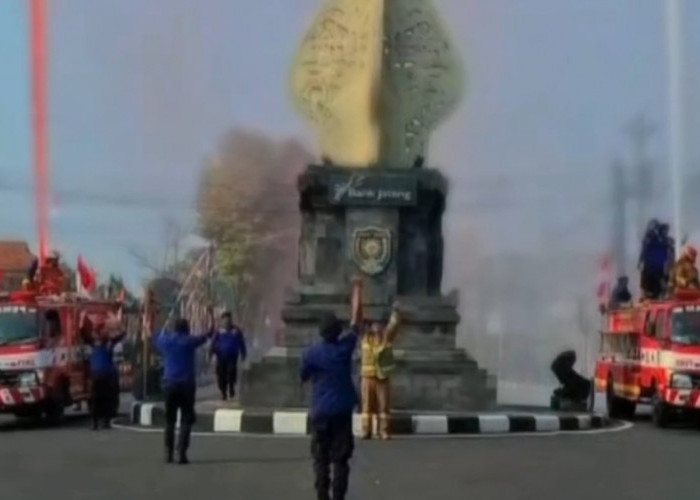 Damkar Purworejo Meriahkan Karnaval HUT RI, Semprotkan Air Merah Putih hingga Atraksi Api