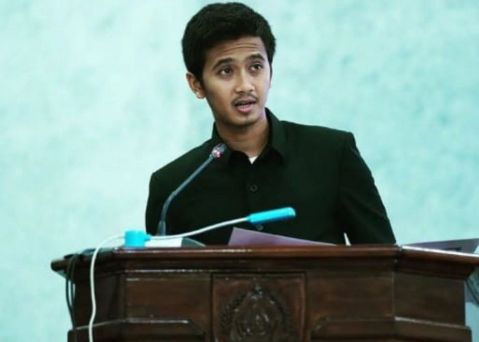 Sekretaris Fraksi Gerindra DPRD Kabupaten Tegal Ade Krisna Mulyawan saat membacakan pandangan umum dalam Rapat Paripurna DPRD