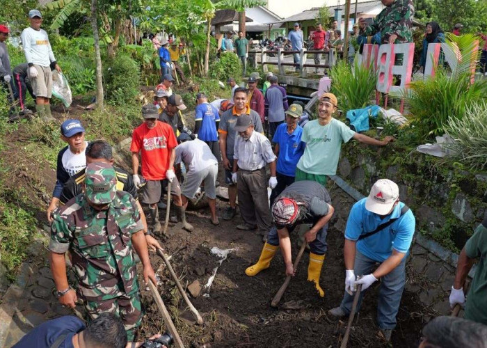 Ratusan Warga Gotong Royong Bersihkan Saluran Irigasi Soropadan, Agus Gondrong Tekankan Pentingnya Ketahanan Pangan