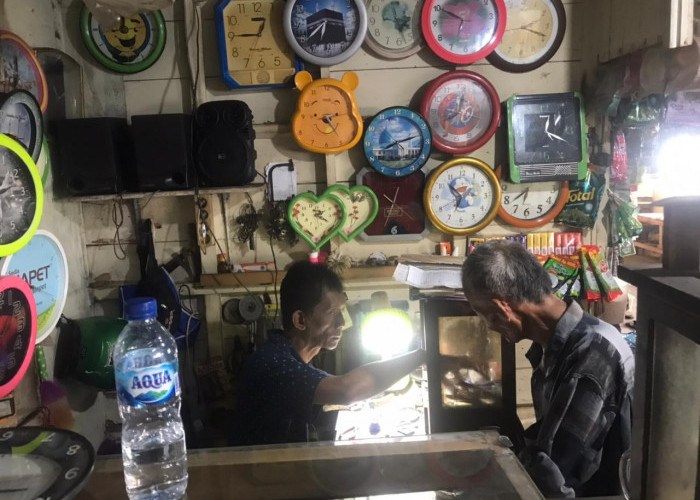Mengenal Thorim Penjual Jam Antik dan Batu Cincin Selama 20 Tahun di Pasar Kebonpolo