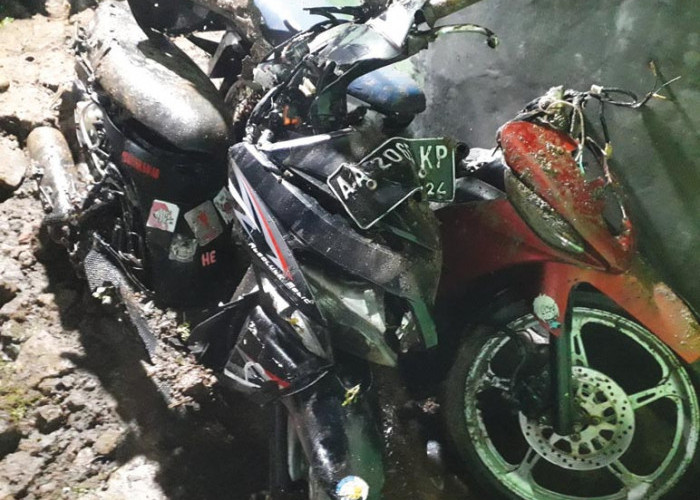 Longsor di Krakal Kejajar Wonosobo Timbun 4 Sepeda Motor