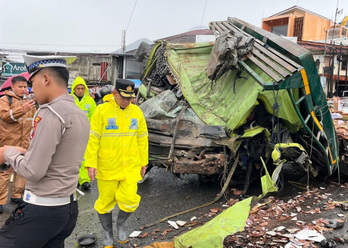 Diduga Rem Blong, Truk Tronton Muatan Keramik Hantam Tugu dan Ruko di Kertek Wonosobo