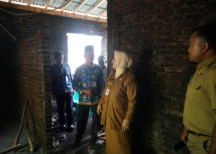 Bupati Yuli Hastuti Tinjau Kebakaran Rumah di Kalimeneng, Diduga Korsleting Pompa Air