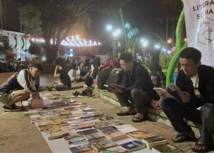 Komunitas baca di Alun-alun Magelang