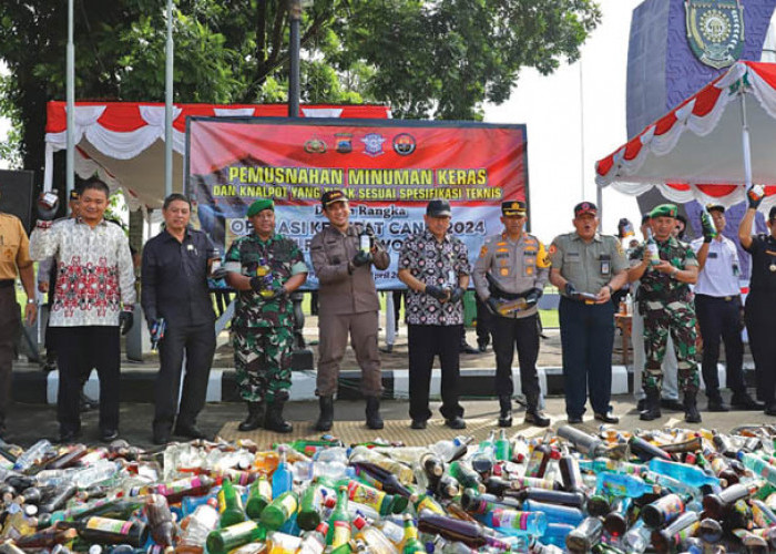 Ribuan Botol Miras Dimusnahkan, Ratusan Personel Gabungan Purworejo Dikerahkan Amankan Lebaran